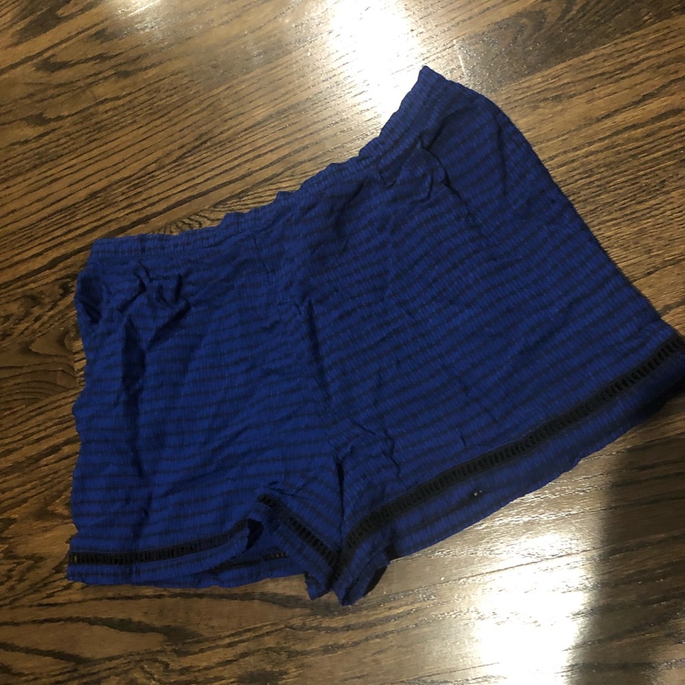 Mid-rise blue shorts with black trim - M